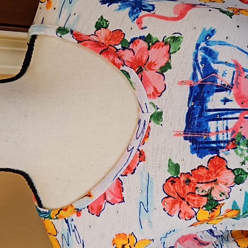 CATHY DANIELS TOP SHIRT 1X FLAMINGO FLORAL FLOWERS V-NECK PINK YELLOW BL… - Picture 2 of 9